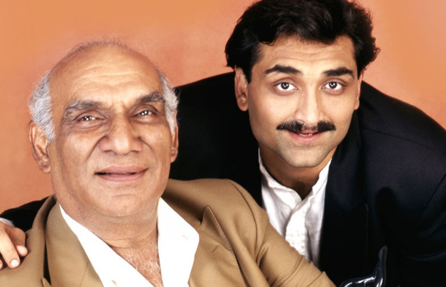 ބައްޕަ ޔާޝްއާ އެކު އާދީ.