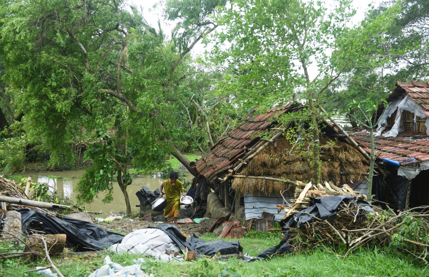 ކަލްކަތާ - މެއި 21، 2020: ތޫފާން އަމްފާންގައި ގެއްލުން ލިބުނު ގެއަކުން މީހަކު އެއްޗެހި ސަލާމަތް ކުރެވޭތޯ ބަލަނީ. --ފޮޓޯ:އޭއެފްޕީ