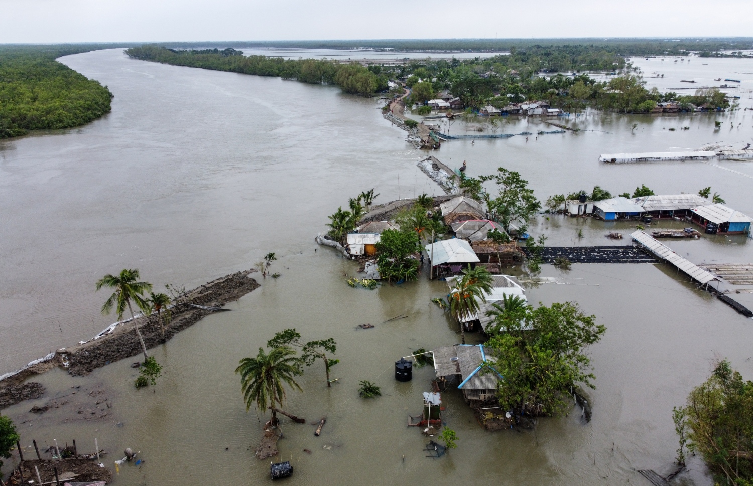 ކަލްކަތާ - މެއި 21، 2020: ތޫފާން އަމްފާންގެ ސަަބަބުން ކަލްކަތާގައި ފެންބޮޑުވެފައި. --ފޮޓޯ:އޭއެފްޕީ
