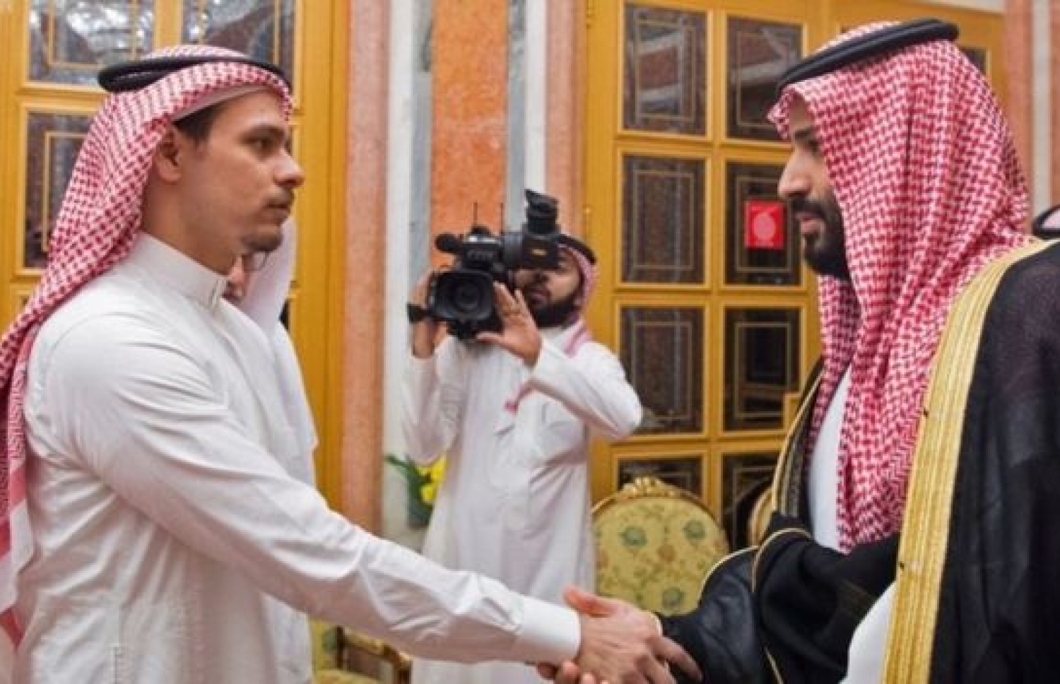 ޚާޝުގްޖީގެ ދަރިކަލުން ސަލާހު (ވ) ސައުދީ ވަލީ އަހުދު މުހައްމަދު ބިން ސަލްމާންއާ ސަލާމް ކުރައްވަނީ. --ފޮޓޯ:އޭއެފްޕީ