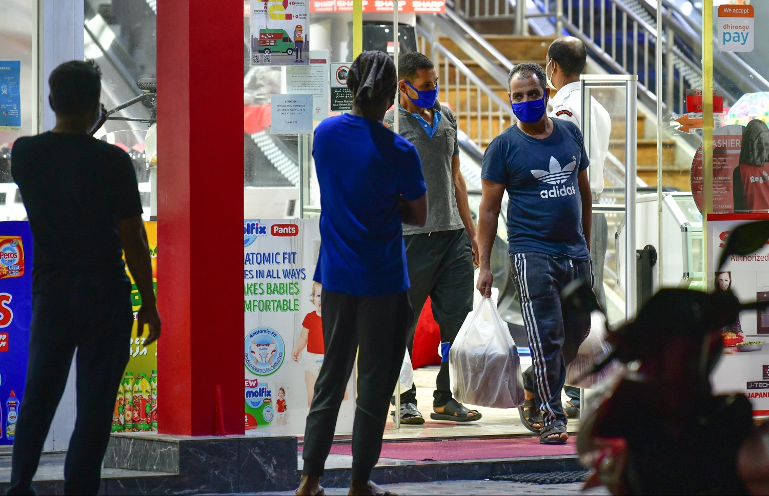 ހުޅުމާލެ: މެއި 21، 2020- ހުޅުމާލެ ލޮކްޑައުންގައި އޮތްއިރު، ހުޅުމާލޭގެ ރެޑް ވޭވް ފިހާރައިން އެއް ބަޔަކު ބާޒާރު ކޮށްގެން ނުކުންނައިރު، އަނެއް ބަޔަކު ބާޒާރު ކުރަން ވަންނަން ބޭރުގައި ކިއޫ ހަދާފައި: ކޮވިޑް-19 އިން ރައްކާތެރިވުމުގެ ގޮތުން، މި ދުވަސްވަރު މާލެ ސަރަހައްދުގެ ފިހާރަތަކުގައި ވަނީ ވަރުގަދަ ފިޔަވަޅުތަކެއް އަޅާފައި.---ފޮޓޯ: ނިޝާން އަލީ/މިހާރު