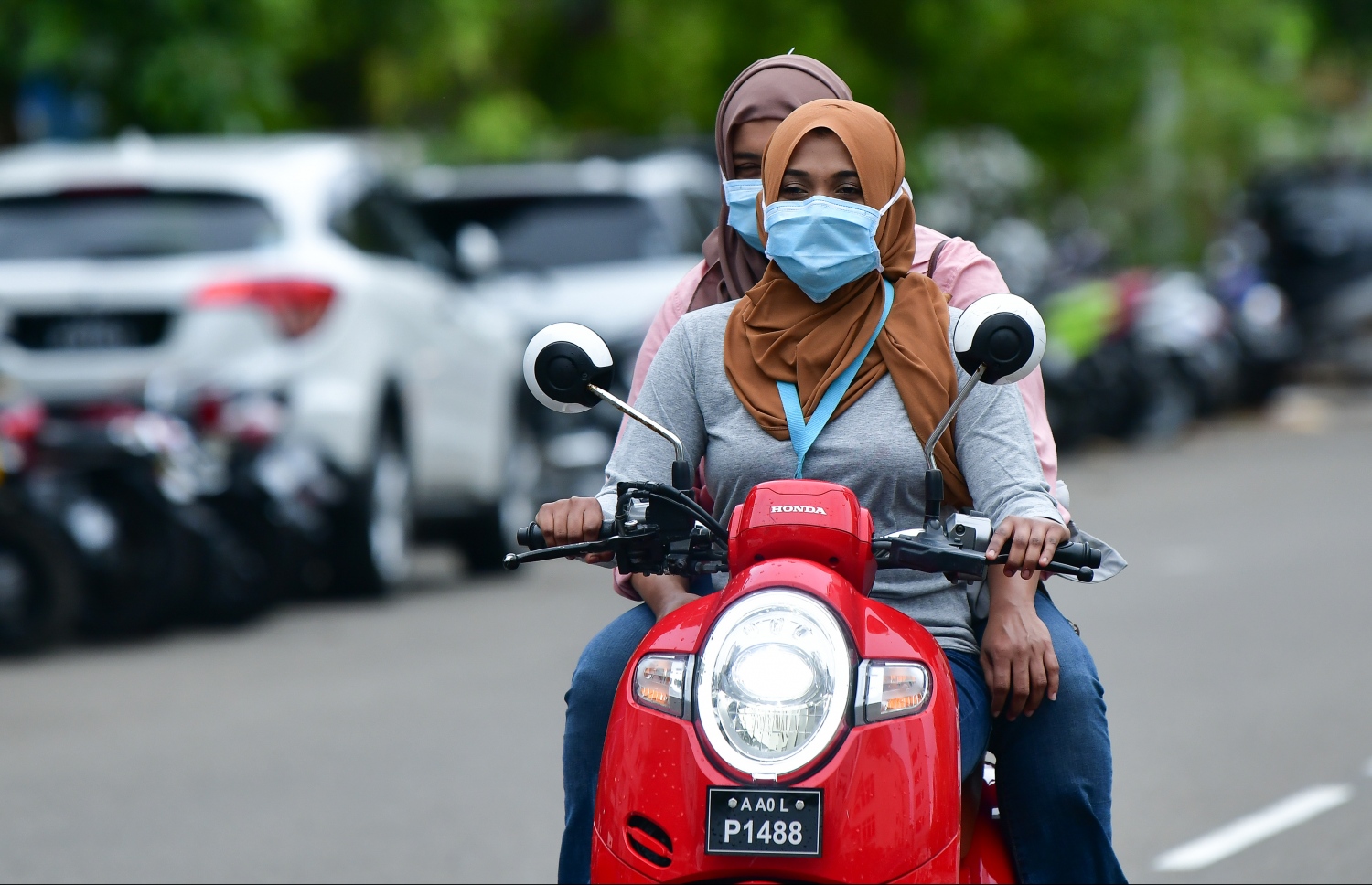 ހުޅުމާލެ: މެއި 21، 2020- ހުޅުމާލެ ލޮކްޑައުންގައި އޮތް އިރު، ސައިކަލެއްގައި ދިޔަ ދެ މީހަކު ރައްކާތެރިވުމުގެ ގޮތުން މާސްކް އަޅައިގެން.---ފޮޓޯ: ނިޝާން އަލީ/މިހާރު