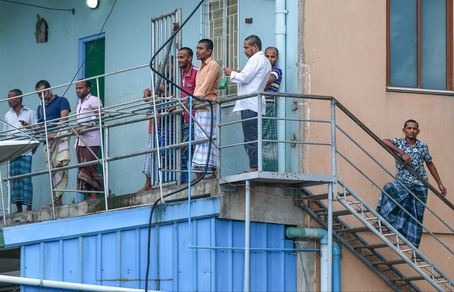 ހުޅުމާލެ: މެއި 21، 2020: ހުޅުމާލެ ލޮކްޑައުން ކޮށްފައިވާއިރު، ލޭބާ ކްއާޓާއެއްގައި އުޅޭ ބިދޭސީންތަކެއް އެ ތަނުގެ ބެލްކަނީގައި މަޑުކޮށްލައިގެން.---ފޮޓޯ: ނިޝާން އަލީ/މިހާރު