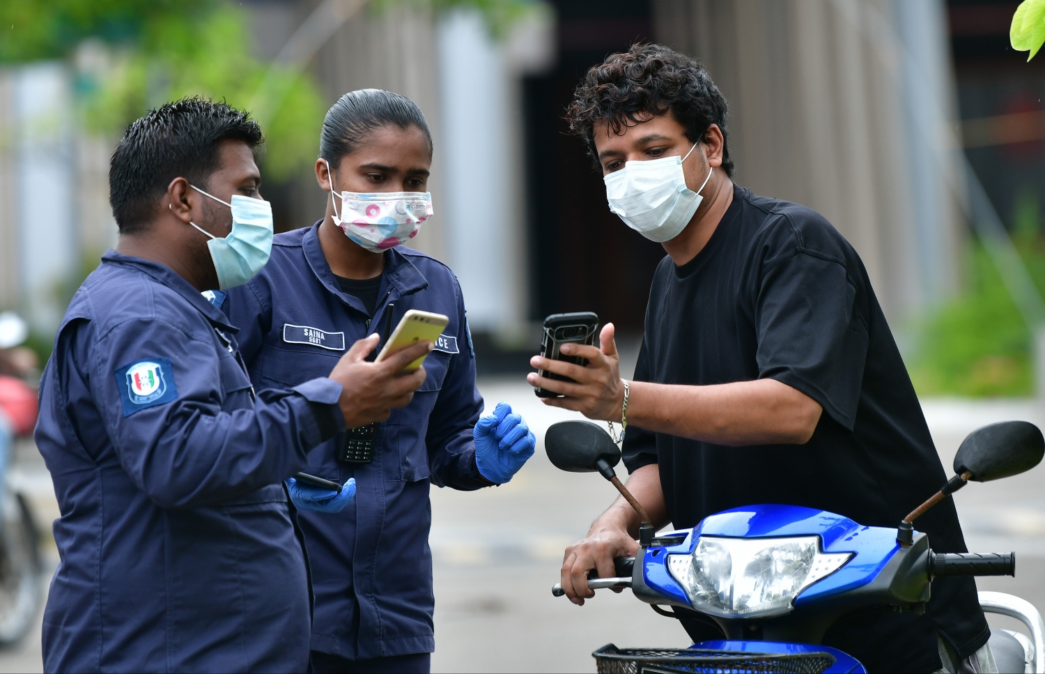 ހުޅުމާލެ: މެއި 21، 2020- ހުޅުމާލޭގެ ސައިކަލަކުން ދިޔަ މީހަކު ހުއްޓުވައި، އެއީ ބޭރުތެރޭގައި ނުކުމެ އުޅުމުގެ ހުއްދަ އޮތް މީހެއްތޯ ފުލުހުން ބަލަނީ.---ފޮޓޯ: ނިޝާން އަލީ/މިހާރު