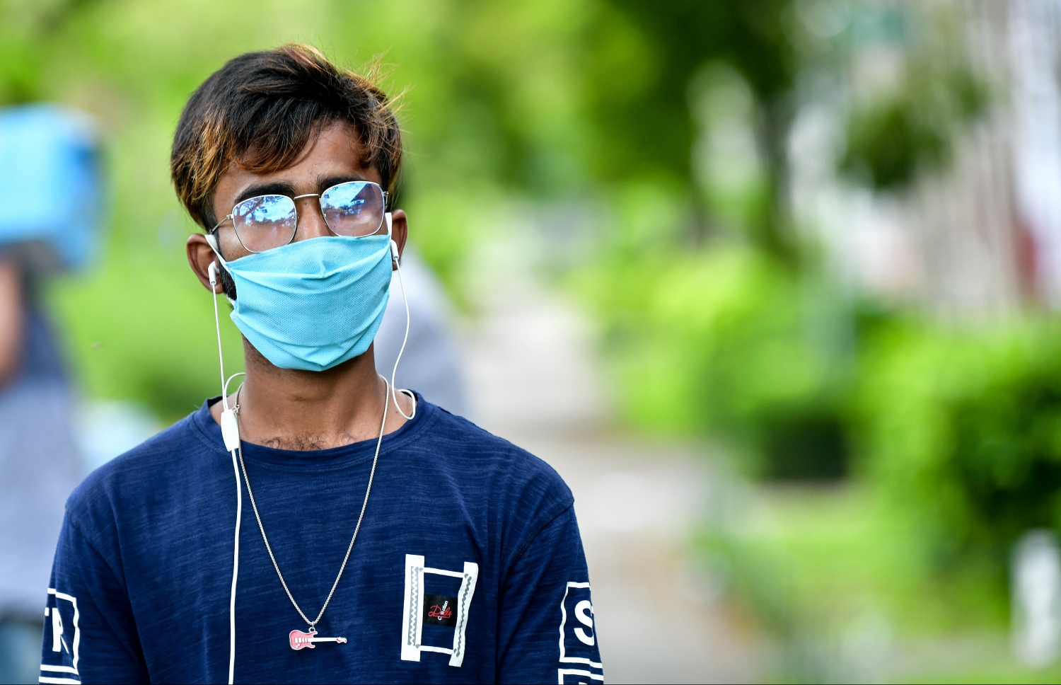 ހުޅުމާލެ: މެއި 21، 2020- ހުޅުމާލެ ލޮކްޑައުންގައި އޮތް އިރު، ކޮވިޑް-19 އިން ރައްކާތެރިވުމަށް މީހަކު މާސްކް އަޅައިގެން: މި ބަލިން ރައްކާތެރިވުމުގެ އެންމެ މުހިންމު އެއް ފިޔަވަޅަކީ މާސްކް އެޅުމާއި ގިނަގިނައިން އަތްދޮވުމާއި ސޯޝަލް ޑިސްޓެންސިން އަށް ސަމާލުވުން.---ފޮޓޯ: ނިޝާން އަލީ/މިހާރު