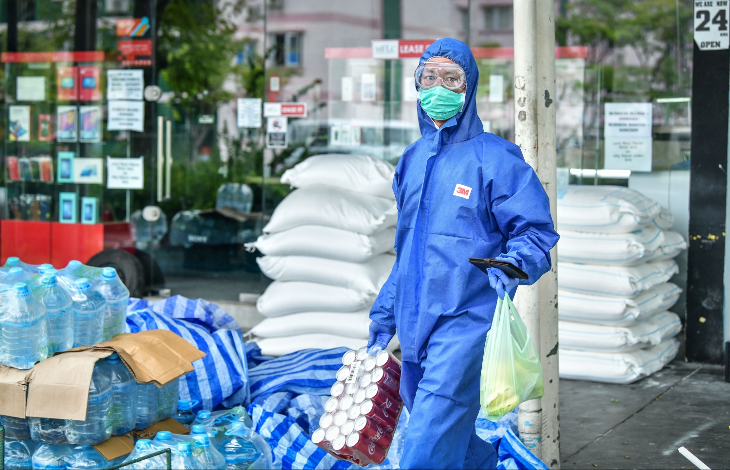 ހުޅުމާލެ: މެއި 21، 2020- ހުޅުމާލެ ލޮކްޑައުންގައި އޮތް އިރު، ރައްކާތެރިކަމުގެ ހެދުން އަޅައިގެން ހުރި މީހަކު ބާޒާރުން ގެ އަށް ދަނީ.---ފޮޓޯ: ނިޝާން އަލީ/މިހާރު