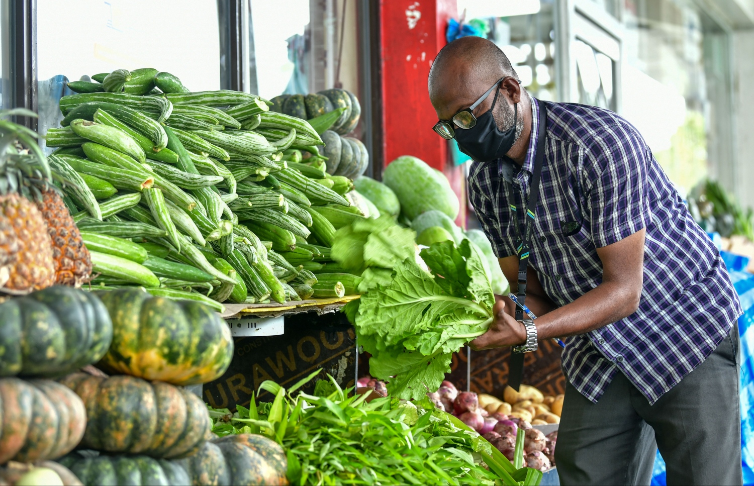 ހުޅުމާލެ: މެއި 21، 2020- ހުޅުމާލެ ލޮކްޑައުންގައި އޮތް އިރު، މީހަކު މާސްކެއް އަޅައިގެން ބާޒާރު ކުރަނީ: ކޮވިޑް-19 އިން ރައްކާތެރިވުމަށްޓަކައި، ބޭރުތެރޭގައި އުޅޭއިރު މާސްކް އެޅުމަށް ސިއްހީ މާހިރު ވަނީ ލަފާދީފައި..---ފޮޓޯ: ނިޝާން އަލީ/މިހާރު