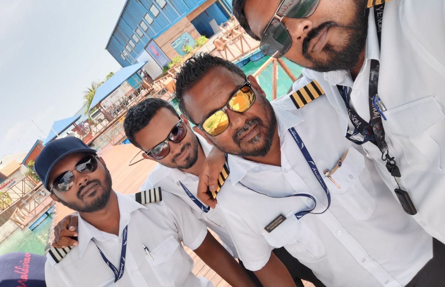 ސީޕްލޭން ޕައިލެޓުންތަކެއް ސެލްފީއެއް ނަގަނީ--