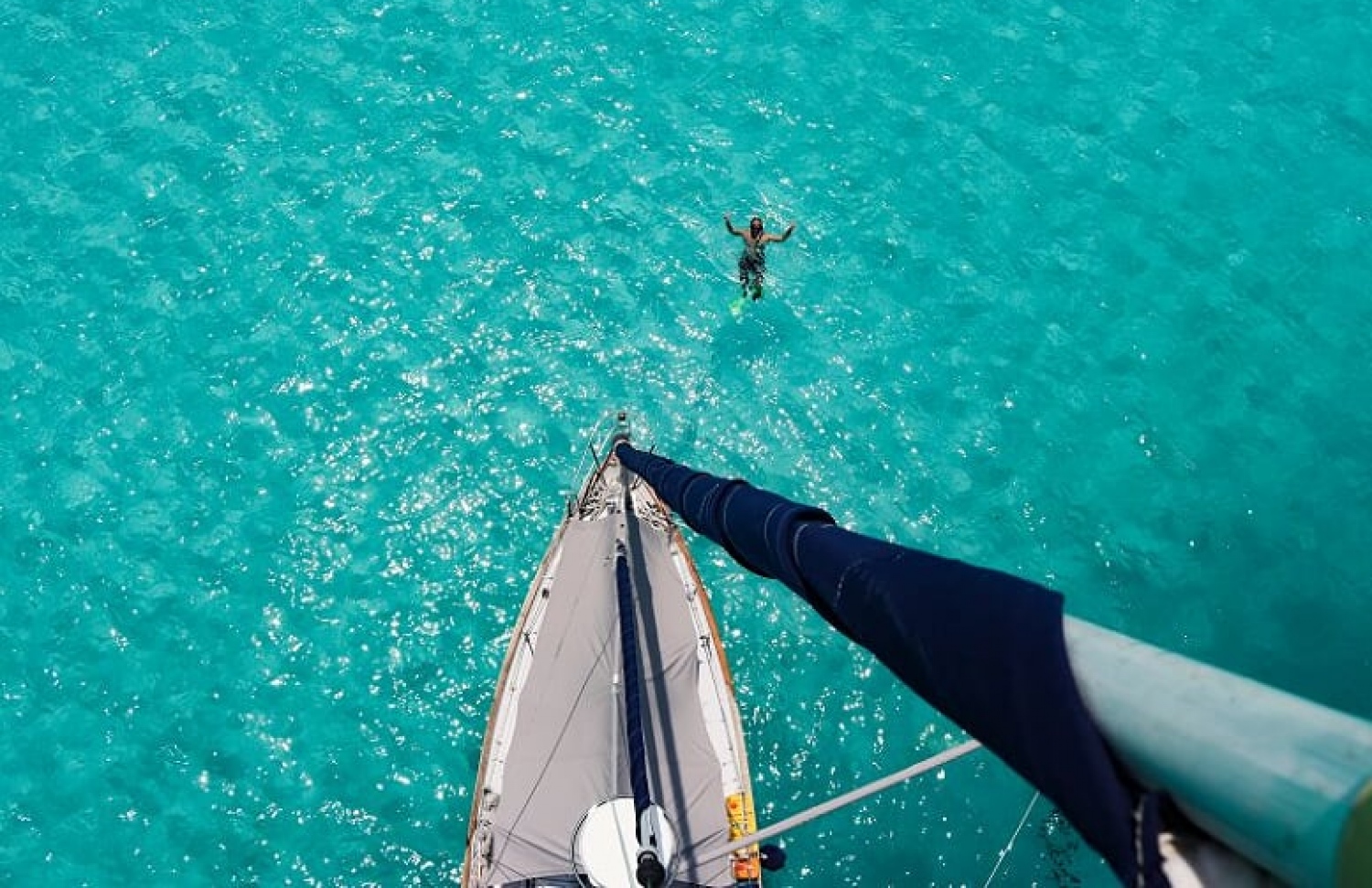 ލެސްލީމެންގެ ޔޮޓު ކައިރީގައި އޭނާގެ ފިރިމީހާ މޫދަށް އެރެނީ: ރާއްޖޭގައި އެ މީހުން ކުރަމުން އަންނަނީ ތަފާތު ތަޖުުރިބާއެއް