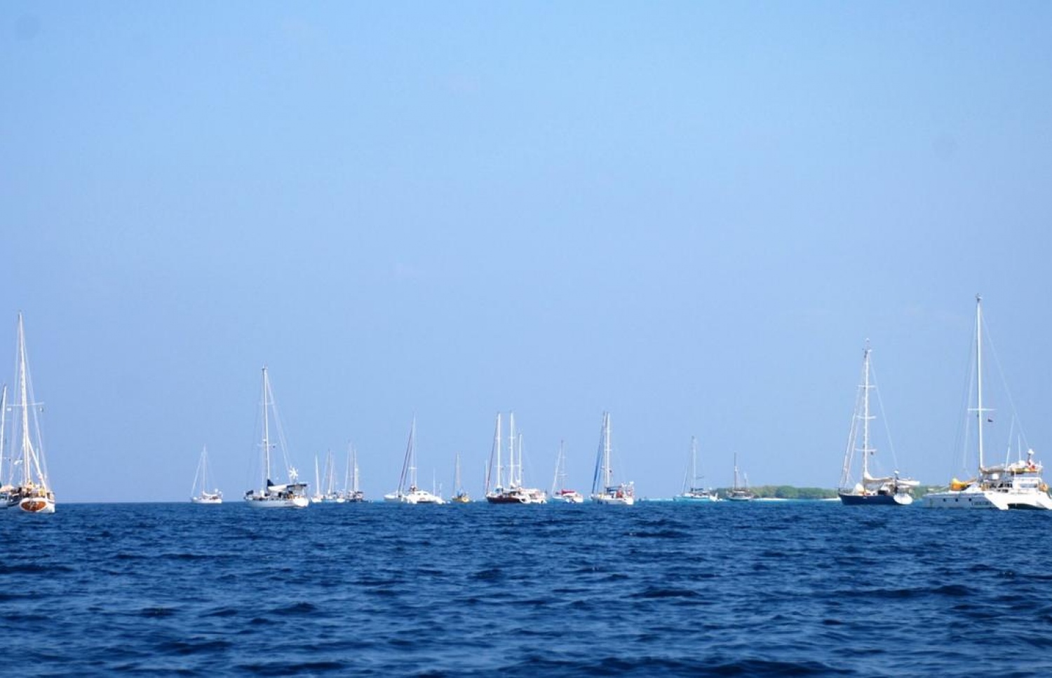 އުލިގަމު ބަނދަރުގައި އޮތް ޔޮޓުތަކެއް: ކޮރޯނާވައިރަހާ ހެދި އެނބުރި ނުދެވިގެން އަށް ޔޮޓެއް އެ ރަށު ބަނދަރުގައި އެބަ އޮތް