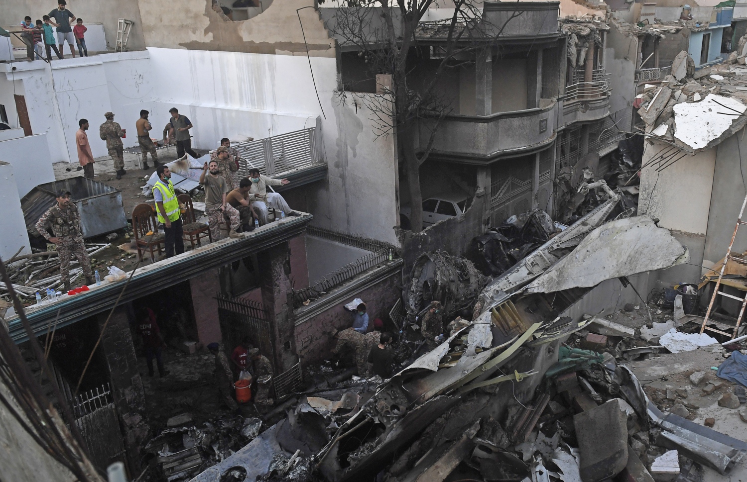 ކަރާޗީ އަށް ބޯޓު ވެއްޓުނު ތަނުން މީހުން ހޯދުމުގެ މަސައްކަތް ސަލާމަތީ ފަރާތްތަކުން ކުރަނީ. --ފޮޓޯ:އޭއެފްޕީ