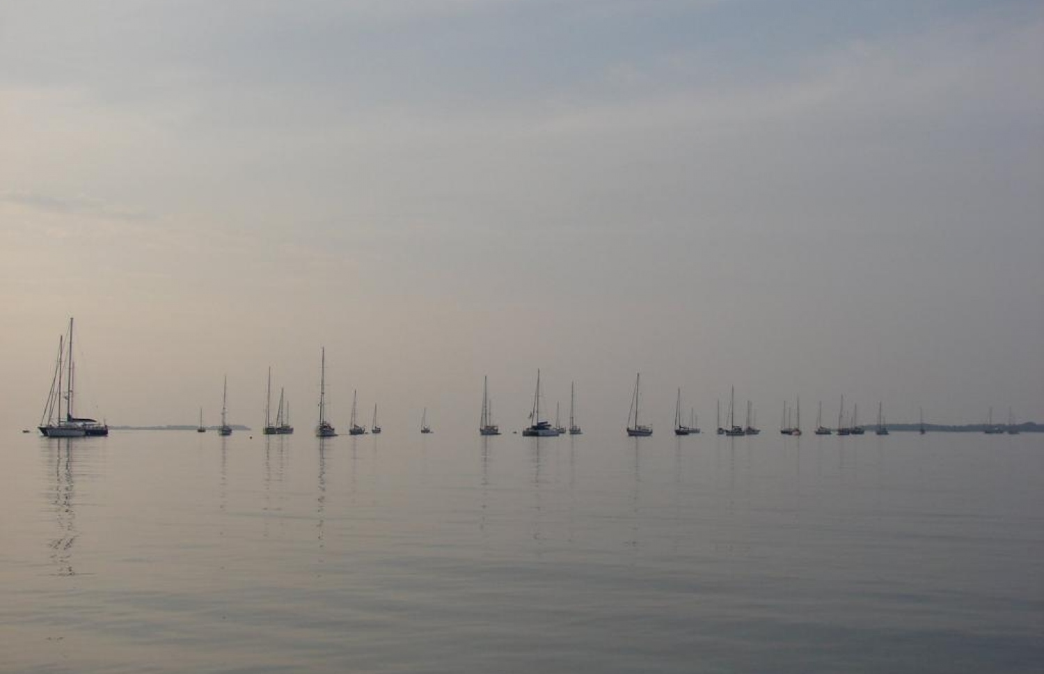 މީގެ އަހަރުތަކެއް ކުރިން، އުލިގަމު ބަނދަރުގައި ޔޮޓްތަކެއް އަޅާފައި. މިއީ އަބަދުވެސް ގިނަ އަދަދެއްގެ ޔޮޓު އަންނަ ރަށެއް