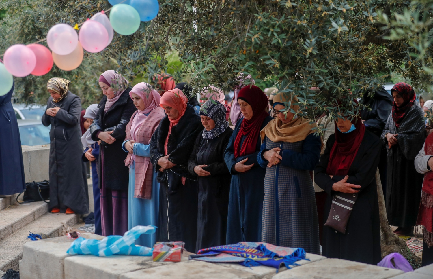 ގުދުސް - މެއި 24، 2020: ފަލަސްތީނުގެ ގުދުސްގެ އަގްސާ މިސްކިތުގެ ބޭރުގައި މިއަދު އީދު ނަމާދު ކުރަނީ. --ފޮޓޯ:އޭއެފްޕީ