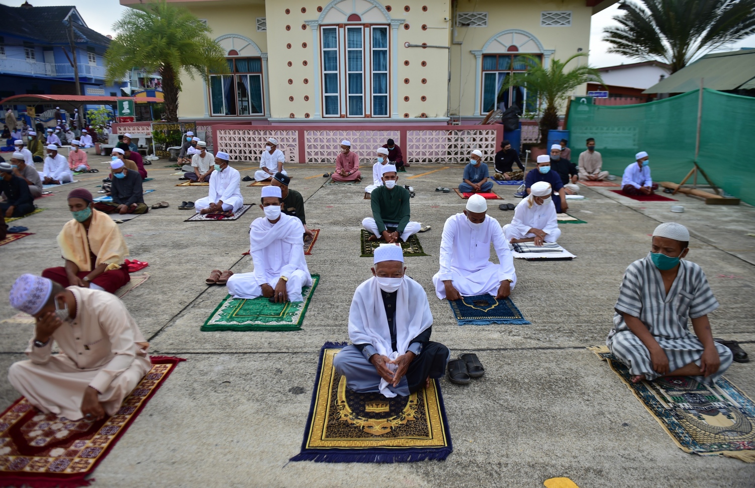 ނަރަތިވަތު - މެއި 24، 2020: ތައިލެންޑުގެ ދެކުނުގެ ޕްރޮވިންސެއް ކަމަށްވާ ނަރަތިވަތުގައި މިއަދު އީދު ނަމާދު ކުރަނީ. --ފޮޓޯ:އޭއެފްޕީ