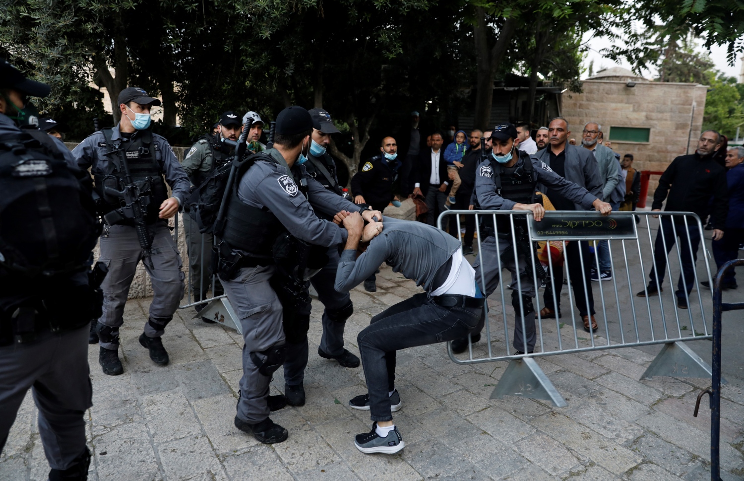 ގުދުސް - މެއި 24، 2020: ފަލަސްތީނުގެ ގުދުސްގެ އަގްސާ މިސްކިތަށް އީދު ނަމާދަށް ދިޔަ މީހުންނަށް އިޒްރޭލް ސިފައިން ހުރަސް އަޅަނީ. --ފޮޓޯ:އޭއެފްޕީ