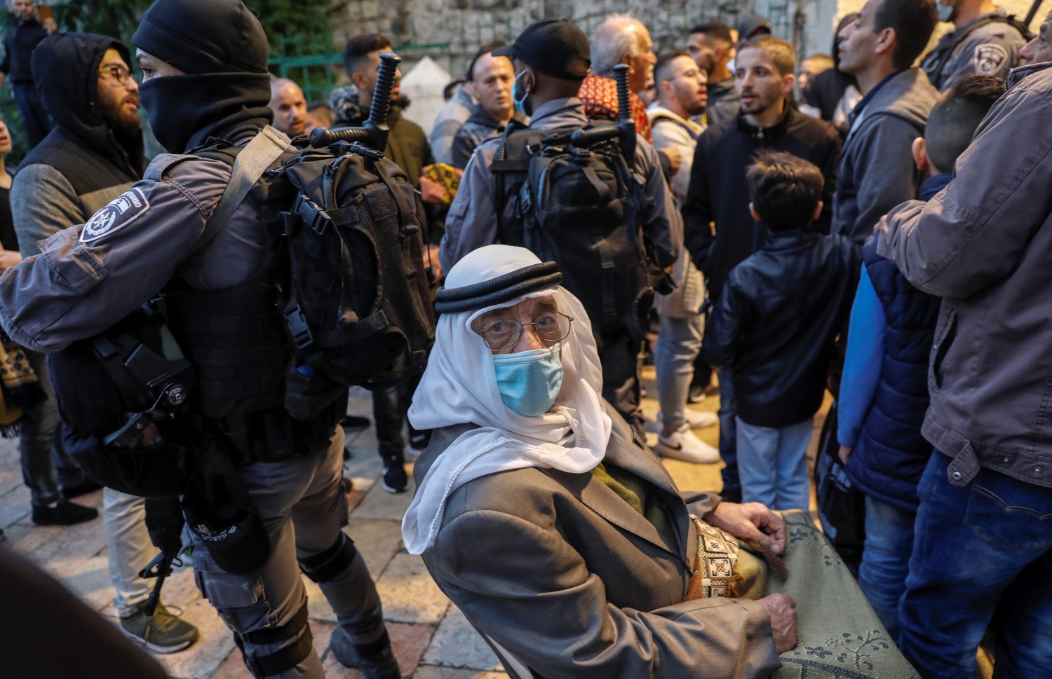 ގުދުސް - މެއި 24، 2020: ފަލަސްތީނުގެ ގުދުސްގެ އަގްސާ މިސްކިތަށް އީދު ނަމާދަށް ދިޔަ މީހުންނަށް އިޒްރޭލް ސިފައިން ހުރަސް އަޅަނީ. --ފޮޓޯ:އޭއެފްޕީ