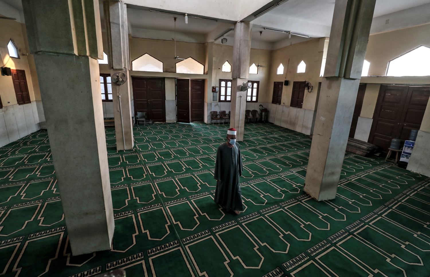 ޝައްމާ - މެއި 24، 2020: މިސްރުގެ ސަރަހައްދެއް ކަމަށްވާ ޝައްމާގައި މިއަދުގެ އީދު ނަމާދުގެ ކުރިން އިމާމް މަޑުކޮށްލައިގެން. --ފޮޓޯ:އޭއެފްޕީ