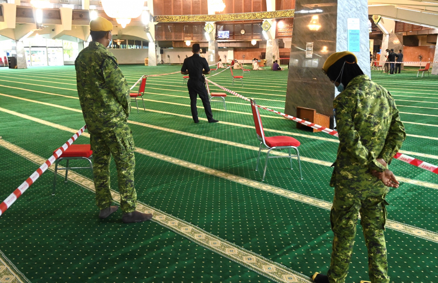 ޕެނާންގް - މެއި 24، 2020: މެލޭޝިއާގެ ޕެނާންގް މިސްކިތެއްގައި މިއަދުގެ އީދު ނަމާދުގެ ކުރިން ސަލާމަތީ ކަންކަން ބަލަހައްޓަނީ. --ފޮޓޯ:އޭއެފްޕީ