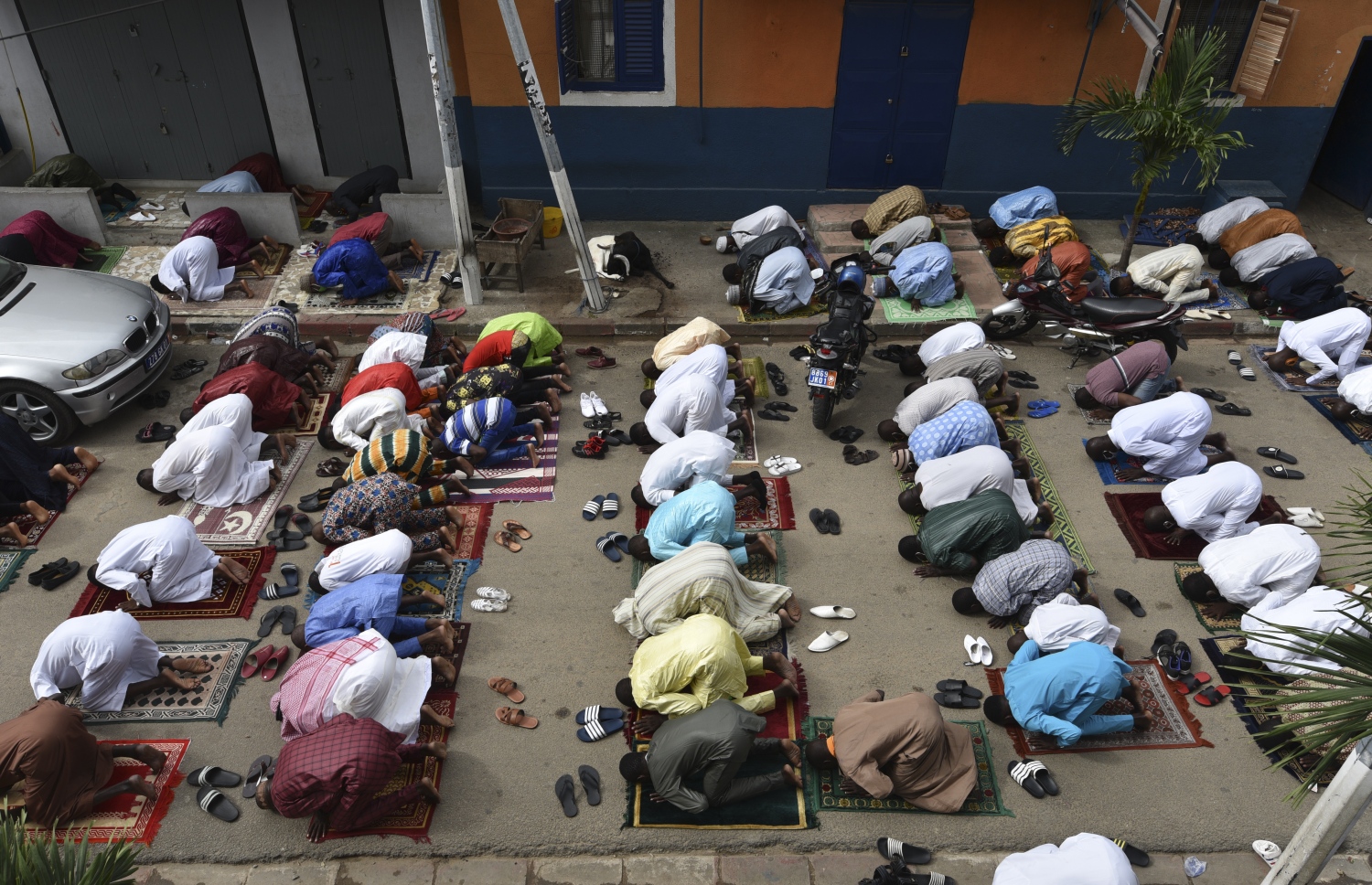 އަބިޖާން - މެއި 24، 2020: ކޯޓެ ޑެވޯގެ އަބިޖާންގައި މިއަދު އީދު ނަމާދު ކުރަނީ. --ފޮޓޯ:އޭއެފްޕީ