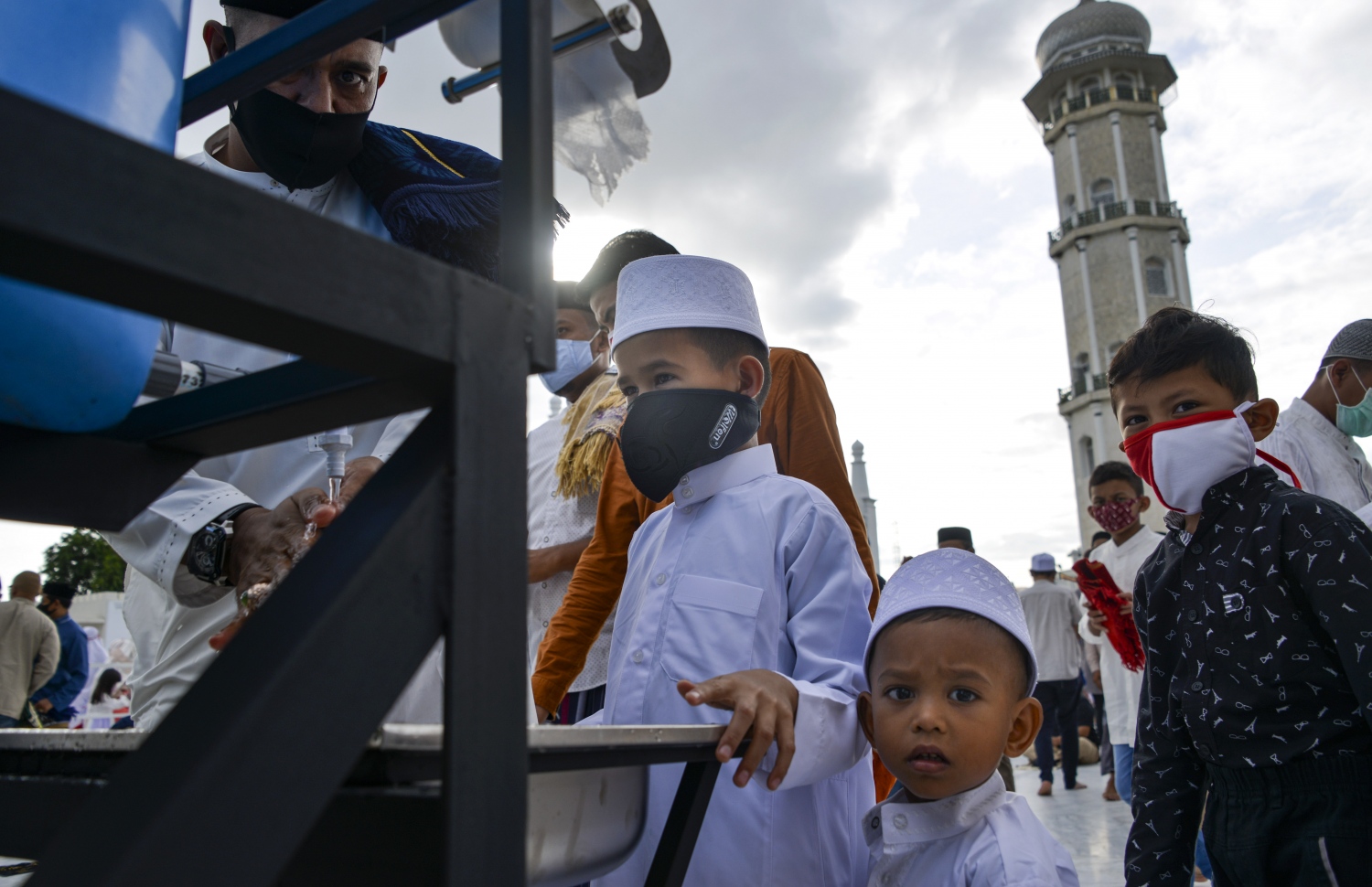 އަސޭ - މެއި 24، 2020: އިންޑޮނީޝިއާގެ އަސޭގައި މިއަދު އީދު ނަމާދު ކުރަނީ. --ފޮޓޯ:އޭއެފްޕީ