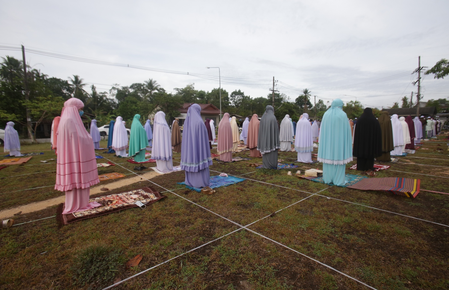 ނަރަތިވަތު - މެއި 24، 2020: ތައިލެންޑުގެ ދެކުނުގެ ޕްރޮވިންސެއް ކަމަށްވާ ނަރަތިވަތުގައި މިއަދު އީދު ނަމާދު ކުރަނީ. --ފޮޓޯ:އޭއެފްޕީ