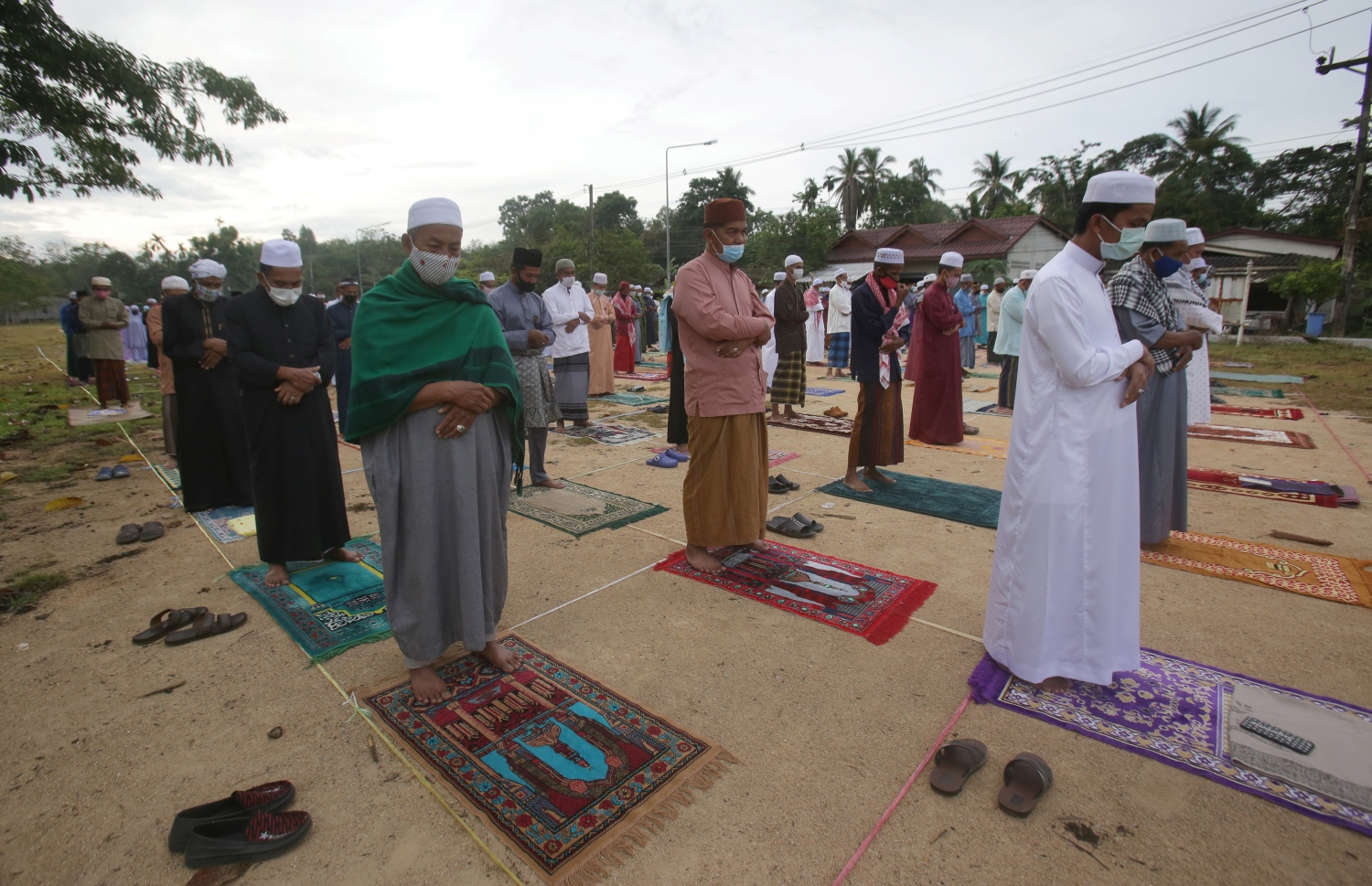 ނަރަތިވަތު - މެއި 24، 2020: ތައިލެންޑުގެ ދެކުނުގެ ޕްރޮވިންސެއް ކަމަށްވާ ނަރަތިވަތުގައި މިއަދު އީދު ނަމާދު ކުރަނީ. --ފޮޓޯ:އޭއެފްޕީ