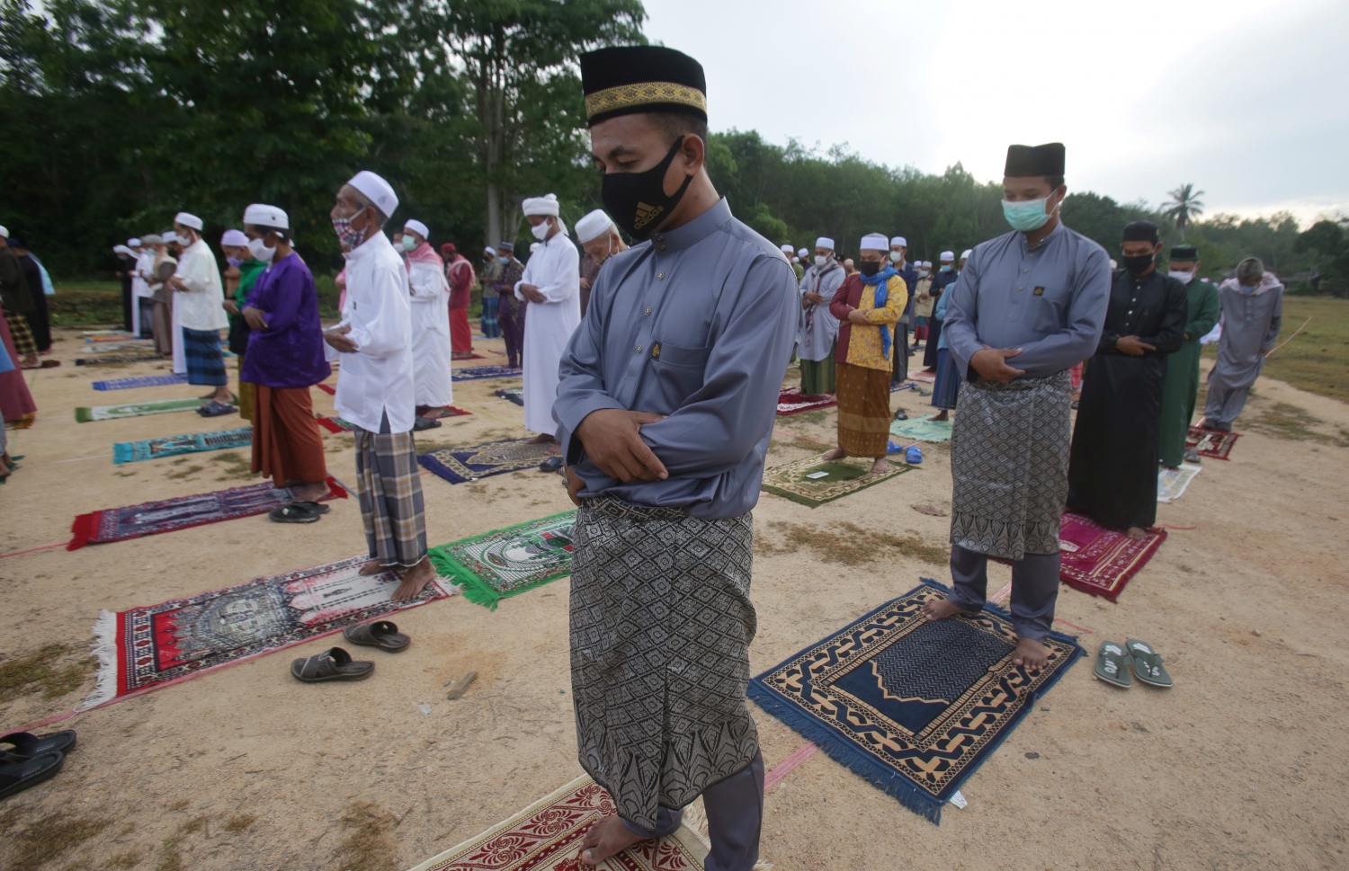 ނަރަތިވަތު - މެއި 24، 2020: ތައިލެންޑުގެ ދެކުނުގެ ޕްރޮވިންސެއް ކަމަށްވާ ނަރަތިވަތުގައި މިއަދު އީދު ނަމާދު ކުރަނީ. --ފޮޓޯ:އޭއެފްޕީ