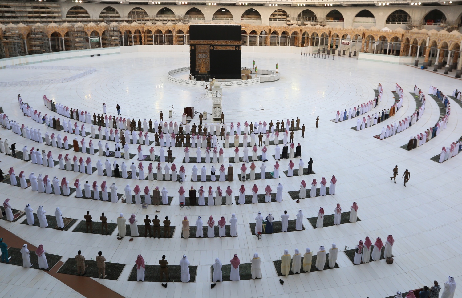 ދުނިޔޭގެ އެކި ކަންކޮޅުތަކުން ފިތުރު އީދު ނަމާދު