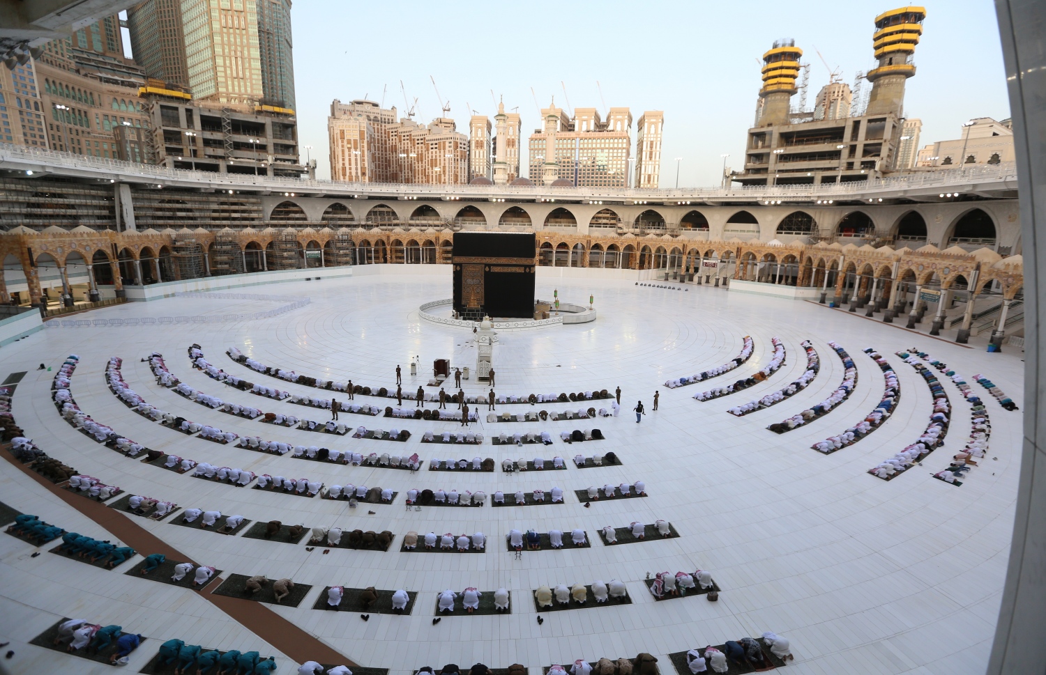 މައްކާ - މެއި 24، 2020: މައްކާގެ މާތްވެގެންވާ ހަރަމްފުޅުގައި މިއަދު އީދު ނަމާދު ކުރަނީ. --ފޮޓޯ:އޭއެފްޕީ