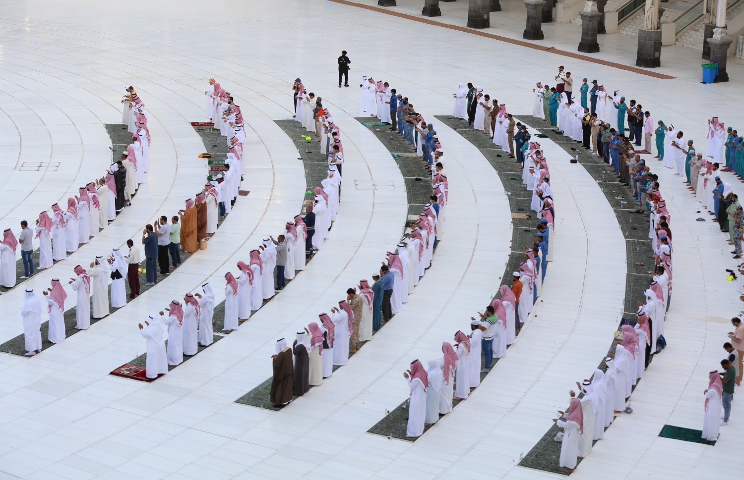 މައްކާ - މެއި 24، 2020: މައްކާގެ މާތްވެގެންވާ ހަރަމްފުޅުގައި މިއަދު އީދު ނަމާދު ކުރަނީ. --ފޮޓޯ:އޭއެފްޕީ