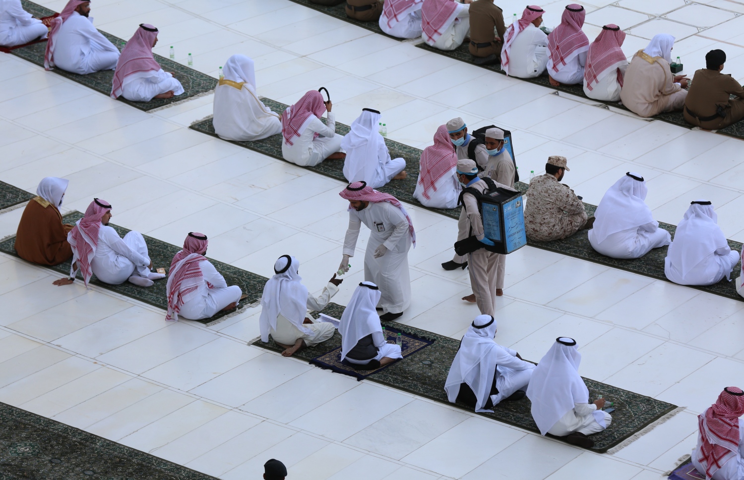 މައްކާ - މެއި 24، 2020: މައްކާގެ މާތްވެގެންވާ ހަރަމްފުޅުގައި މިއަދު އީދު ނަމާދު ކުރަނީ. --ފޮޓޯ:އޭއެފްޕީ