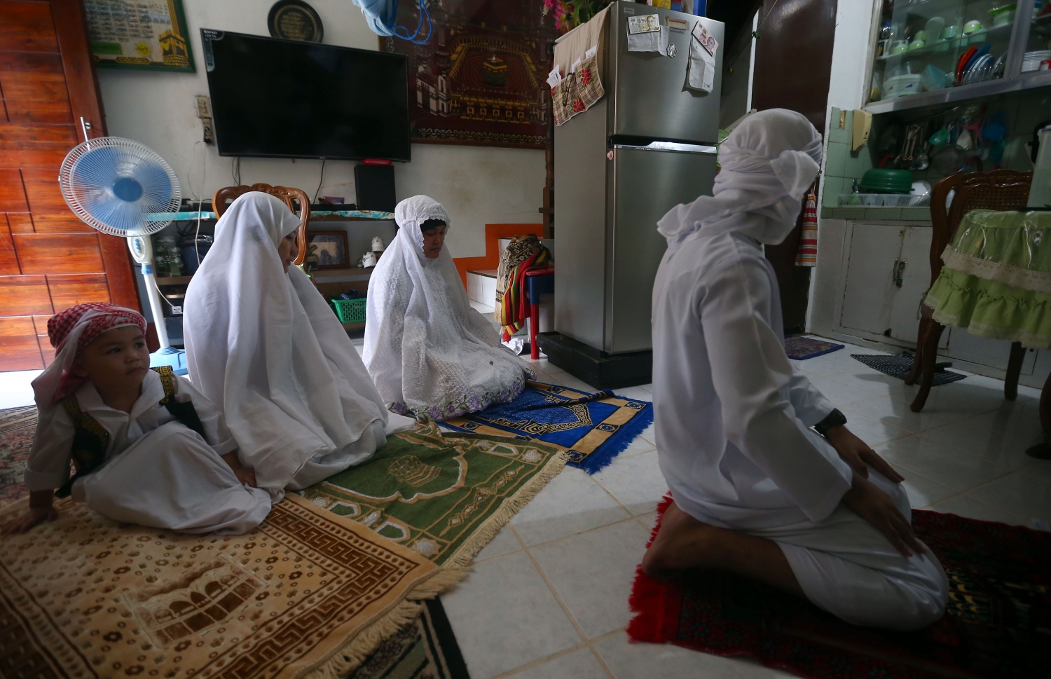 މެނީލާ - މެއި 24، 2020: ފިލިޕީންސްގެ މެނީލާގައި މިއަދު އީދު ނަމާދު ކުރަނީ. --ފޮޓޯ:އޭއެފްޕީ