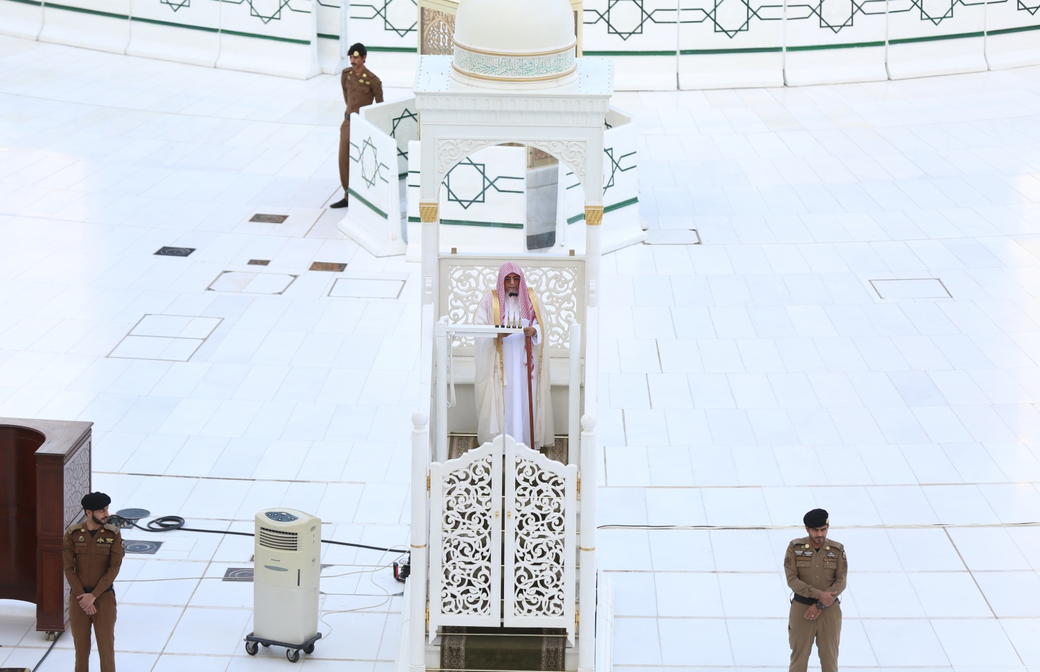 މައްކާ - މެއި 24، 2020: މައްކާގެ މާތްވެގެންވާ ހަރަމްފުޅުގައި މިއަދު އީދު ނަމާދުގެ ޚުތުބާ ދެނީ. --ފޮޓޯ:އޭއެފްޕީ