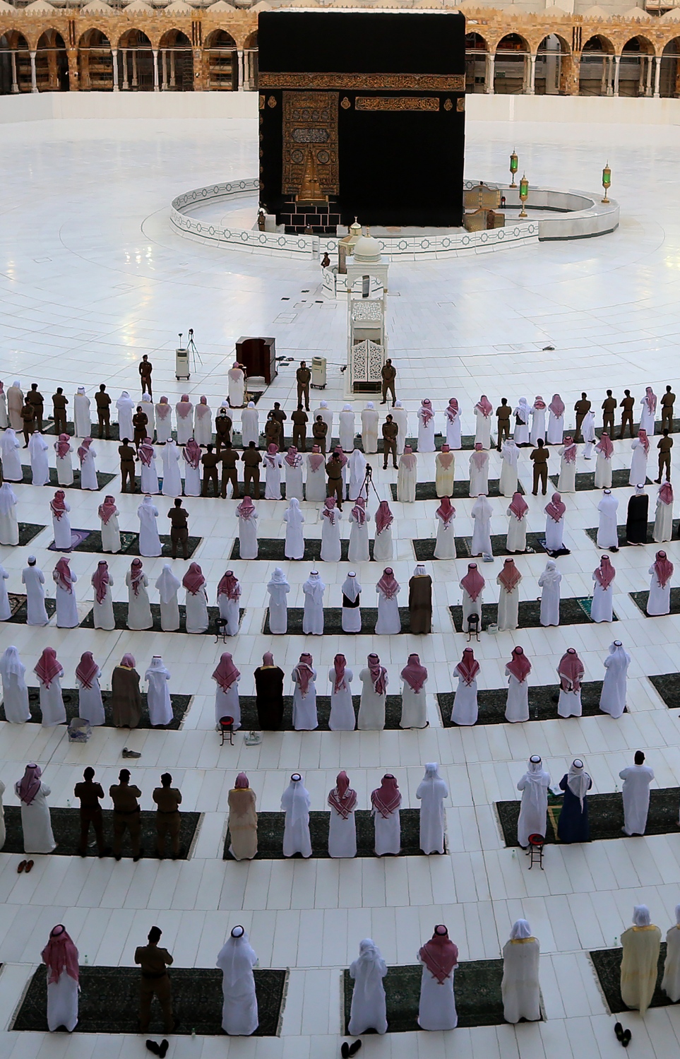 މައްކާ - މެއި 24، 2020: މައްކާގެ މާތްވެގެންވާ ހަރަމްފުޅުގައި މިއަދު އީދު ނަމާދު ކުރަނީ. --ފޮޓޯ:އޭއެފްޕީ