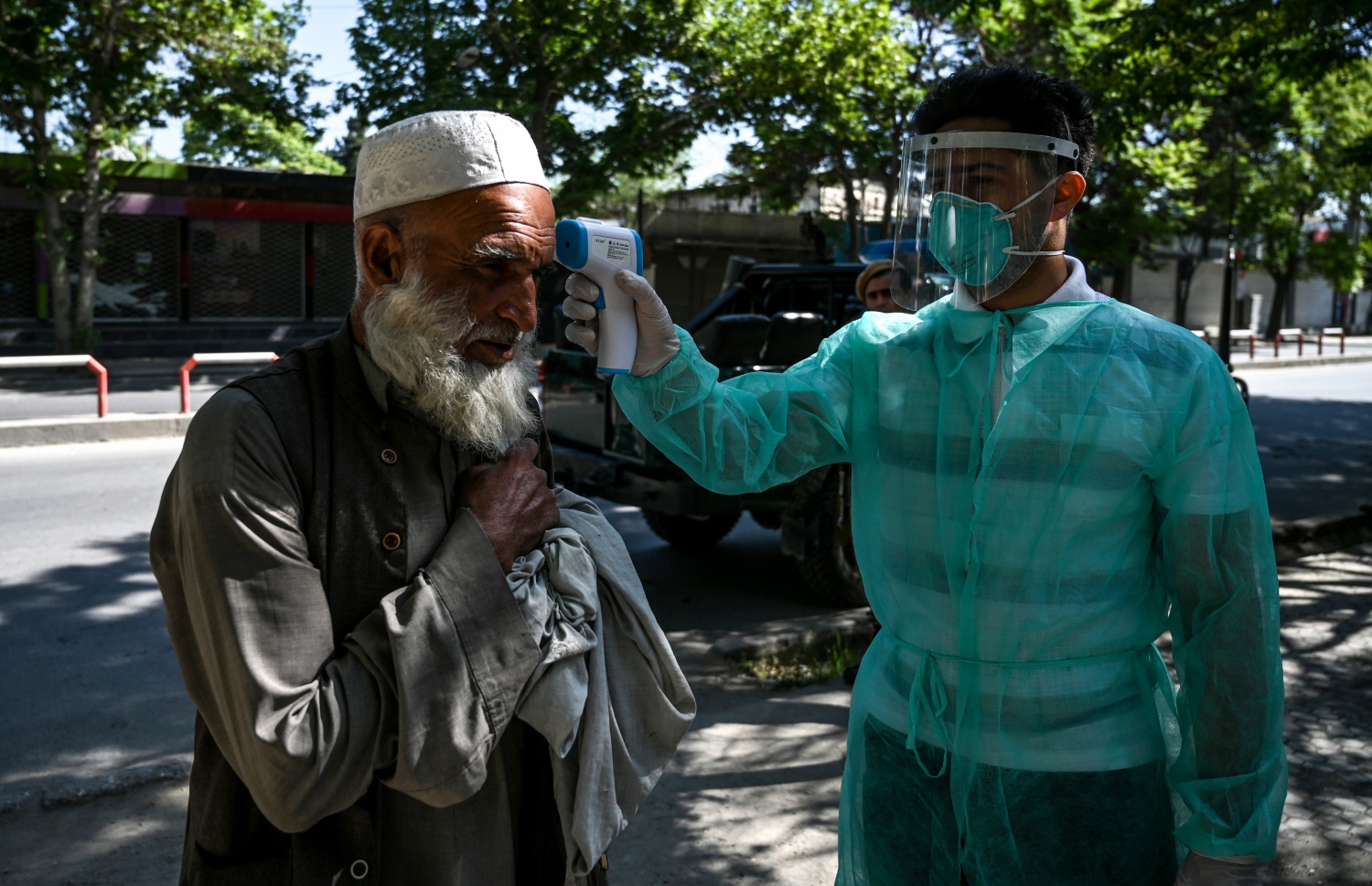 ކާބުލް - މެއި 24، 2020: އަފްގާނިސްތާނުގެ ވެރިރަށް ކާބުލްގައި މިއަދު ކުރި އީދު ނަމާދުގެ ކުރިން މީހެއްގެ ހުން ބަލަނީ. --ފޮޓޯ:އޭއެފްޕީ