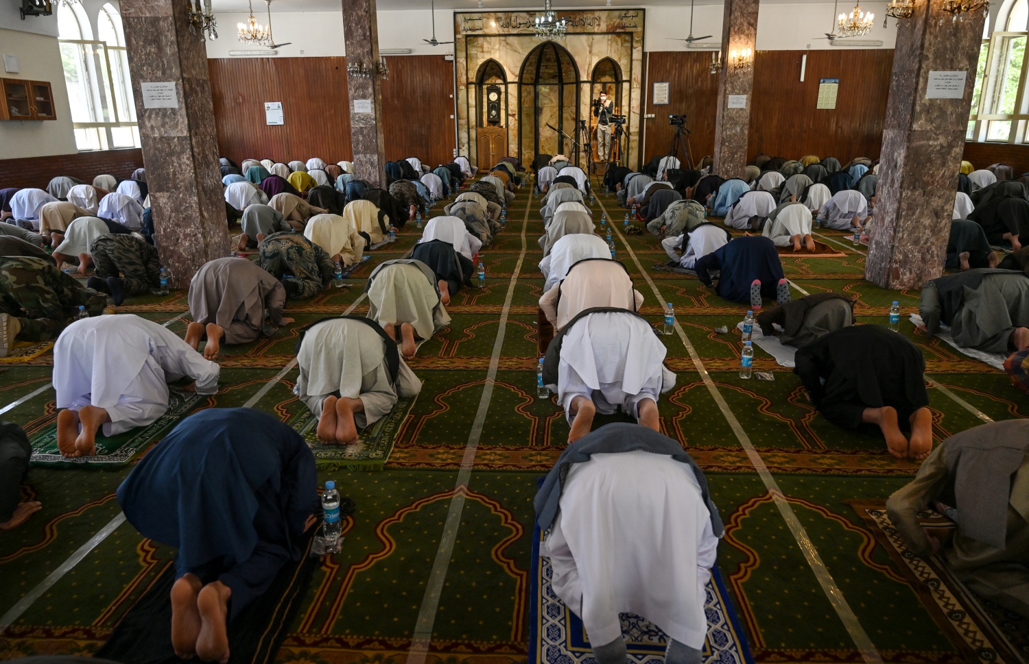 ކާބުލް - މެއި 24، 2020: އަފްގާނިސްތާނުގެ ވެރިރަށް ކާބުލްގައި މިއަދު އީދު ނަމާދު ކުރަނީ. --ފޮޓޯ:އޭއެފްޕީ