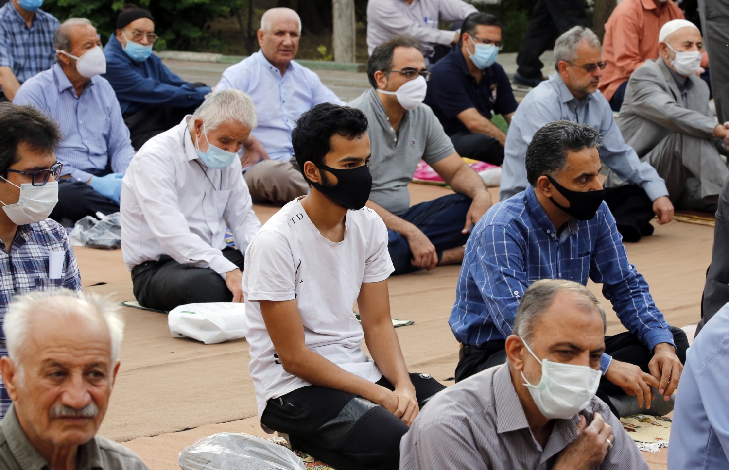 ތެހެރާން - މެއި 24، 2020: އީރާނުގެ ވެރިރަށް ތެހެރާނުގެ އީދު ނަމާދުގެ ޖަމާއަތަށް މިއަދު ހާޒިރުވެ ތިބި ބައެއް މީހުން. --ފޮޓޯ:އޭއެފްޕީ