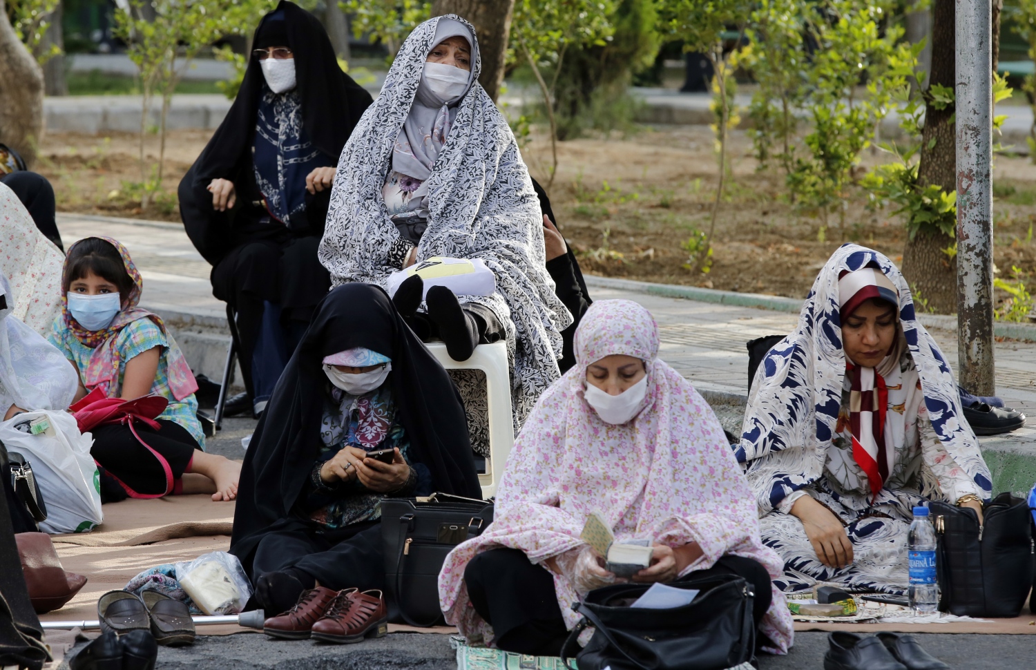 ތެހެރާން - މެއި 24، 2020: އީރާނުގެ ތެހެރާނުގައި އީދު ނަމާދުގެ ޖަމާއަތަށް މިއަދު ހާޒިރުވެ ތިބި އަންހެނުންތަކެއް. --ފޮޓޯ:އޭއެފްޕީ