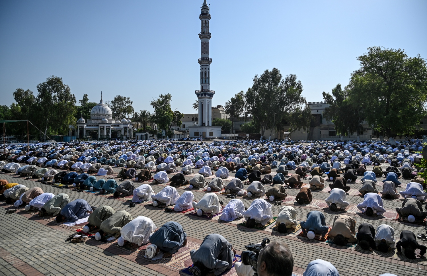 ރާވަލްޕިންޑީ - މެއި 24، 2020: ޕާކިސްތާނުގެ ރާވަލްޕިންޑީގައި ފިތުރު އީދު ނަމާދު މިއަދު ކުރަނީ. --ފޮޓޯ:އޭއެފްޕީ