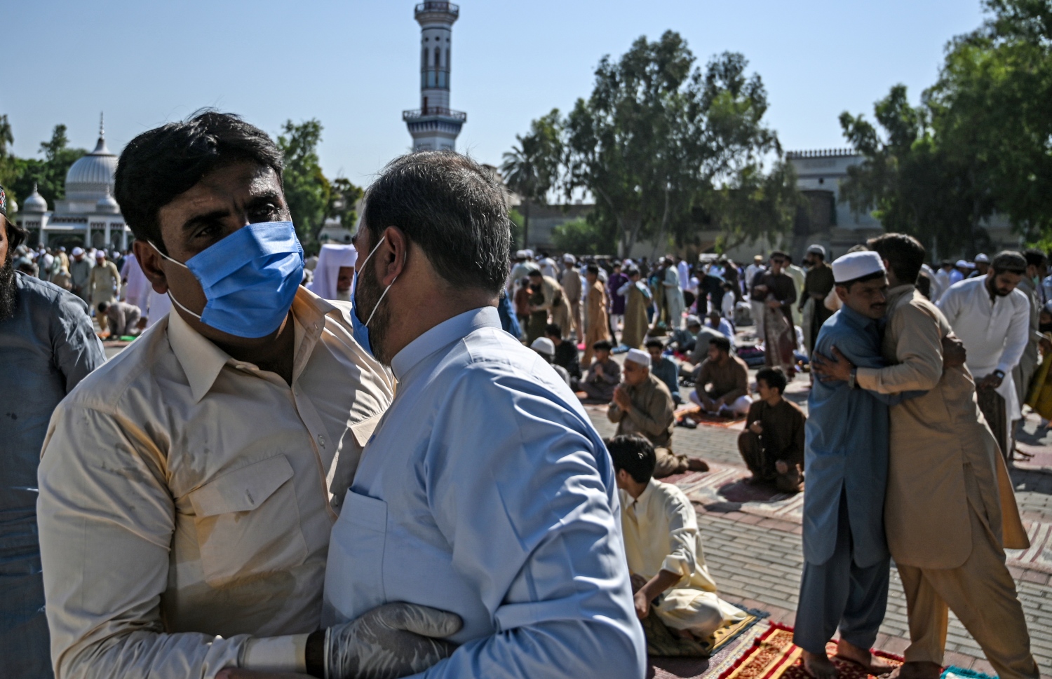 ރާވަލްޕިންޑީ - މެއި 24، 2020: ޕާކިސްތާނުގެ ރާވަލްޕިންޑީގައި ފިތުރު އީދު ނަމާދުގެ ޖަމާއަތަށް ފަހު ބައެއް މީހުން ސަލާމް ކުރަނީ. --ފޮޓޯ:އޭއެފްޕީ