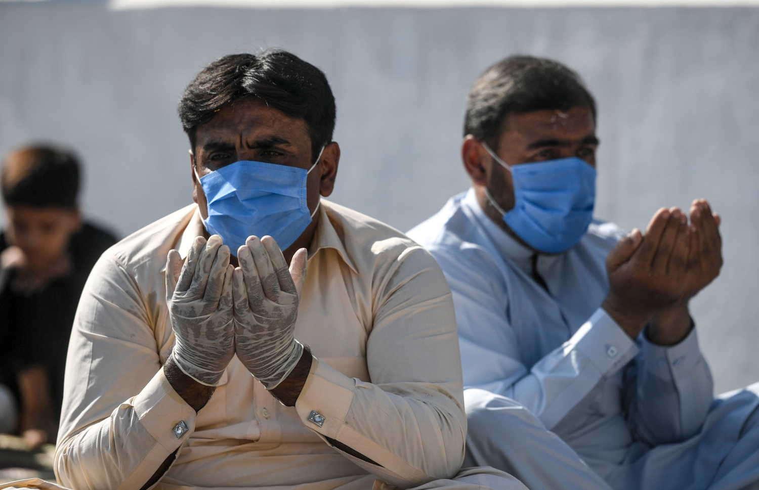 ރާވަލްޕިންޑީ - މެއި 24، 2020: ޕާކިސްތާނުގެ ރާވަލްޕިންޑީގައި ފިތުރު އީދު ނަމާދުގެ ޖަމާއަތަށް މިއަދު ހާޒިރުވެ ތިބި މީހުން. --ފޮޓޯ:އޭއެފްޕީ