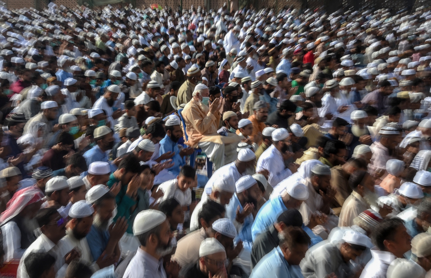 ކަރާޗީ - މެއި 24، 2020: ޕާކިސްތާނުގެ ކަރާޗީގައި ފިތުރު އީދު ނަމާދު މިއަދު ކުރަނީ. --ފޮޓޯ:އޭއެފްޕީ