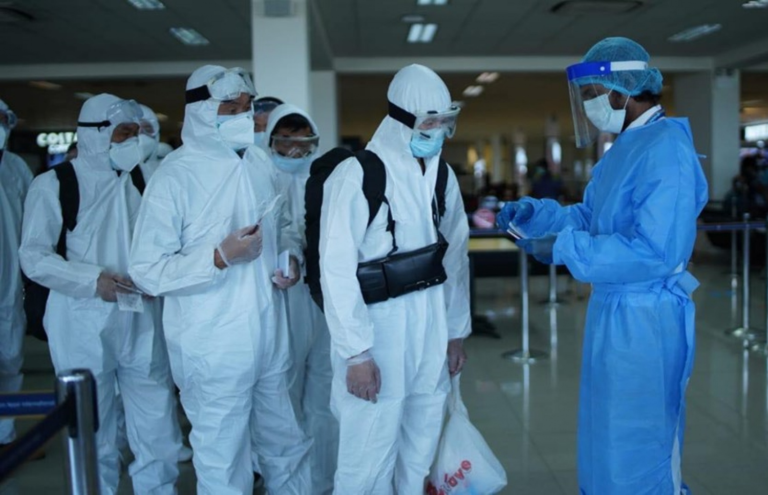 އެއާޕޯޓުގެ މުވައްޒަފުން ސްކޭން ކުރުމުގެ މަސައްކަތް ކުރަނީ: ހުރިހާ މުވައްޒަފުންނަށް ވެސް ޓާމިނަލްތަކަށް ވަދެވޭނީ ހާއްސަ ސްކްރީނަށް ފަހު-- ފޮޓޯ:އެމްއޭސީއެލް