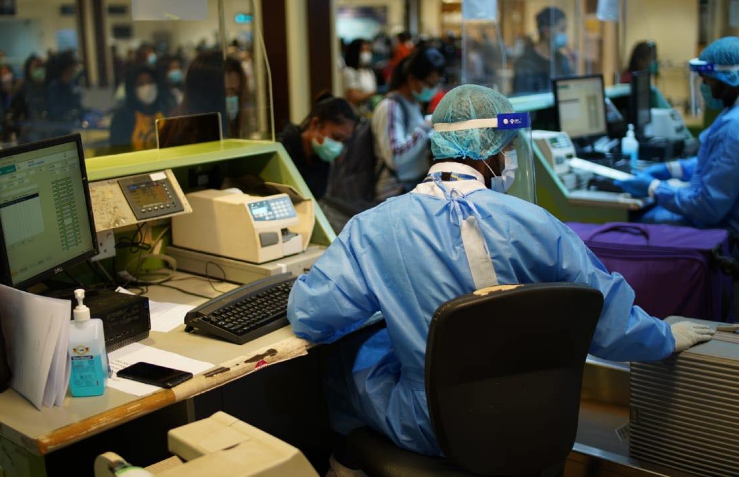 އެމްއޭސީއެލްގެ މުވައްޒަފަކު ޕީޕީއީ ކިޓްގައި: ހުރިހާ ކައުންޓަރުތަކެއްގައި ވަނީ ހަތަރު ފޫޓުގެ ގްލާސް ސީލިން ހަރުކޮށްފައި-- ފޮޓޯ: އެމްއޭސީއެލް