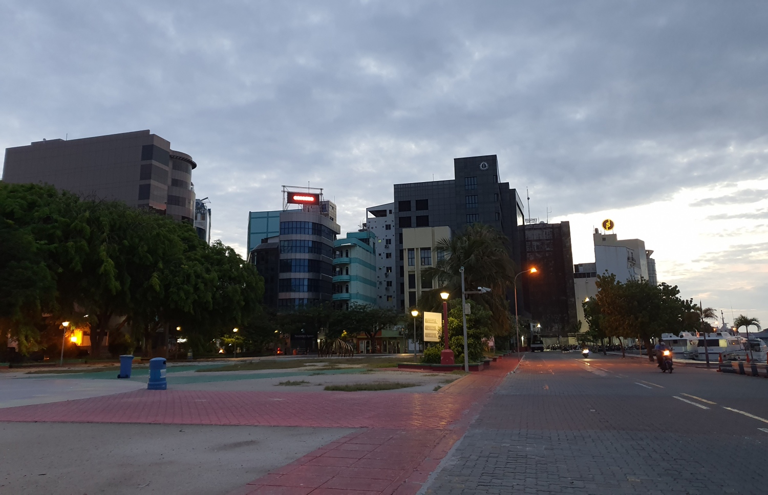 މޭ 24، 2020 ގައި ފާހަގަކުރި ފިތުރު އީދު ދުވަހުގެ އިރު އޮއްސުނު ވަގުތު ޖުމްހޫރީ މައިދާން: ކުރިން ނަމަ މި ގަޑީގައި އެތަން އޮންނާނީ މީހުންތަކުން ފުރިފައި