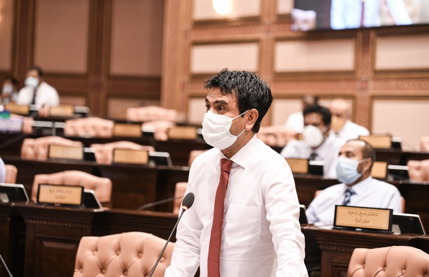 މާލެ: މެއި 26، 2020: މަޖިލިސް މެމްބަރުން މިއަދުގެ ޖަލްސާގައި ހޯރަފުށީ ދާއިރާގެ މެމްބަރު އަހުމަދު ސަލީމް ވާހަކަ ދައްކަވަނީ: މެމްބަރުން ތިއްބެވީ މާސްކު އަޅުއްވައިގެން، ހާއްސަ އިންތިޒާމެއްގެ ތެރެއިން ދުރުދުރުގައި-- ފޮޓޯ: މަޖިލިސް