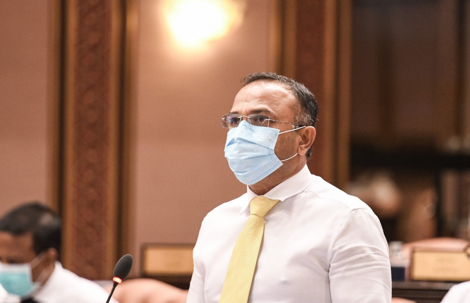 މާލެ: މެއި 26، 2020: މަޖިލިސް މެމްބަރުން މިއަދުގެ ޖަލްސާގައި މެމްބަރަކު ވާހަކަ ދައްކަވަނީ: މެމްބަރުން ތިއްބެވީ މާސްކު އަޅުއްވައިގެން، ހާއްސަ އިންތިޒާމެއްގެ ތެރެއިން ދުރުދުރުގައި-- ފޮޓޯ: މަޖިލިސް