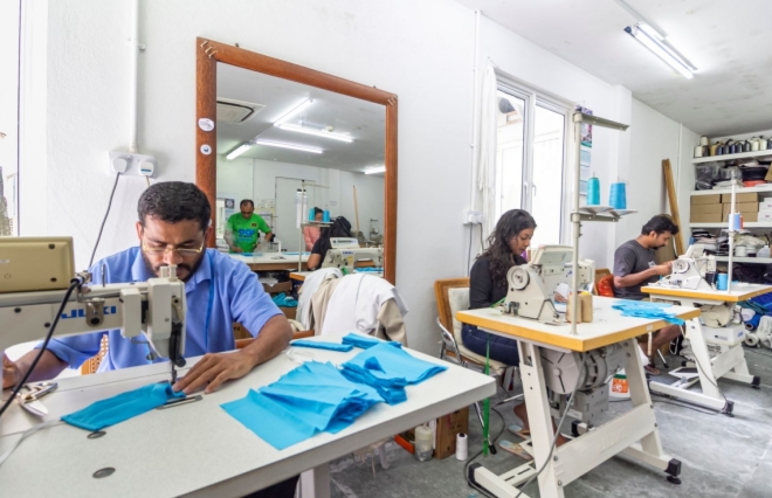 ރަންގަލީގެ މުވައްޒަފުންނާއި އދ. ބައެއް ފެހުންތެރިން މާސްކު ފެހުމުގައި ބައިވެރިވަނީ-- ފޮޓޯ: ކޮންރަޑް މޯލްޑިވްސް ރަންގަލި އައިލެންޑް