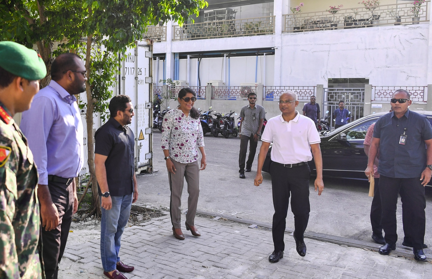 ހުޅުމާލޭގައި ކޮވިޑް ވިލެޖު ގާއިމް ކުރަމުން އައި ދުވަސްވަރު ރައީސް އިބްރާހިމް މުހައްމަދު ސޯލިހު، އެ ތަން ބައްލަވައިލައްވަން ވަޑައިގަތުމުން މިނިސްޓަރު އަމީން މަރުހަބާ ދަންނަވަނީ.