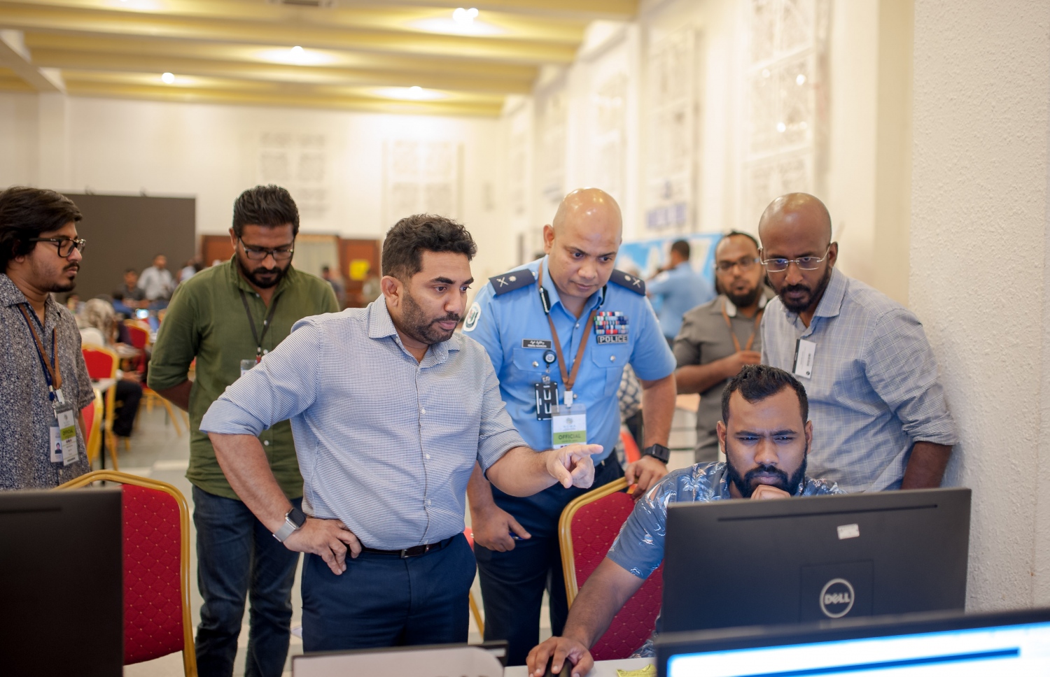 އެންއީއޯސީ ހިންގާ ދަރުބާރުގޭގައި މިނިސްޓަރު އަމީން، ޖޮއިންޓް ޓާސްކް ފޯސްގެ ބައެއް އިސްބޭފުޅުންނާ އެކު މަޝްވަރާގައި.